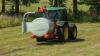 RW 1200 3草捆缠膜机在田间进行圆草捆缠膜。